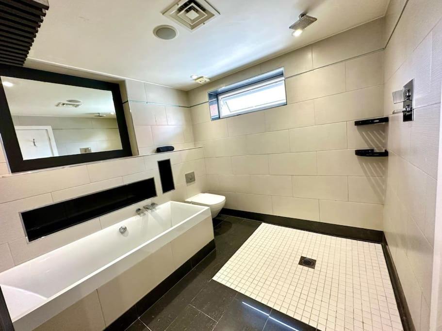Stunning Panoramic Sea View Beach Location - Sleeps Up To 4 People - Free Parking - The Best Beach! - Great Location - Fast Wifi - Smart Tv - Newly Decorated - Sleeps Up To 4! Close To Bournemouth & Poole Town Centre & Sandbanks Extérieur photo