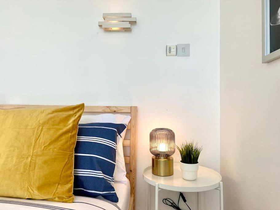 Stunning Panoramic Sea View Beach Location - Sleeps Up To 4 People - Free Parking - The Best Beach! - Great Location - Fast Wifi - Smart Tv - Newly Decorated - Sleeps Up To 4! Close To Bournemouth & Poole Town Centre & Sandbanks Extérieur photo