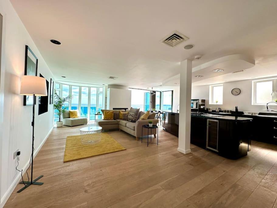 Stunning Panoramic Sea View Beach Location - Sleeps Up To 4 People - Free Parking - The Best Beach! - Great Location - Fast Wifi - Smart Tv - Newly Decorated - Sleeps Up To 4! Close To Bournemouth & Poole Town Centre & Sandbanks Extérieur photo