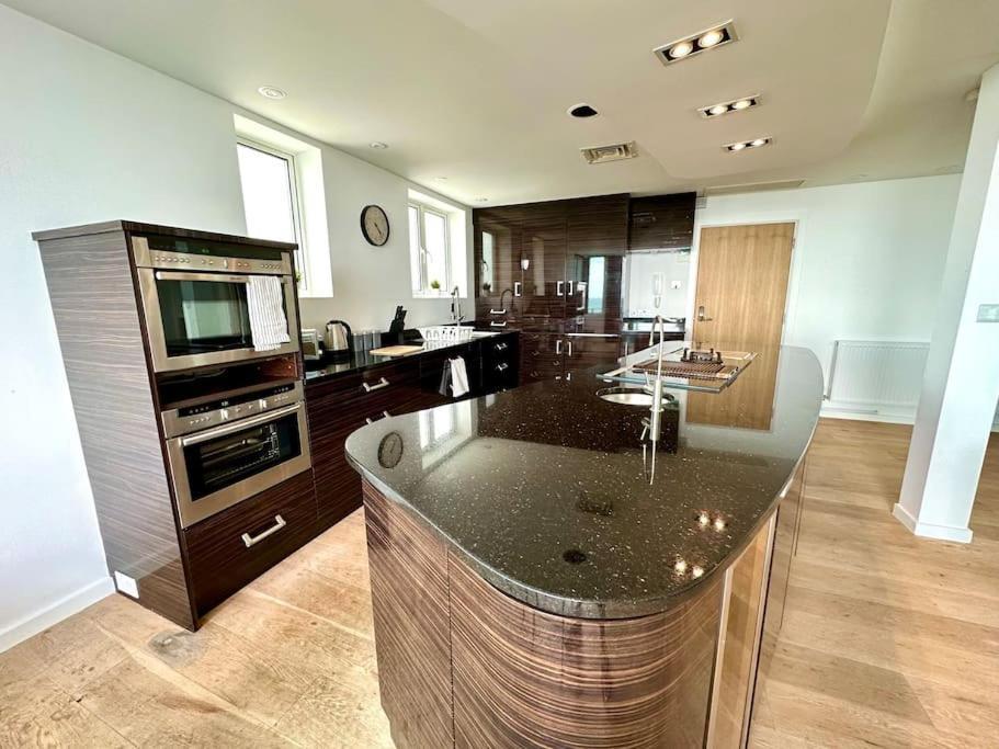 Stunning Panoramic Sea View Beach Location - Sleeps Up To 4 People - Free Parking - The Best Beach! - Great Location - Fast Wifi - Smart Tv - Newly Decorated - Sleeps Up To 4! Close To Bournemouth & Poole Town Centre & Sandbanks Extérieur photo