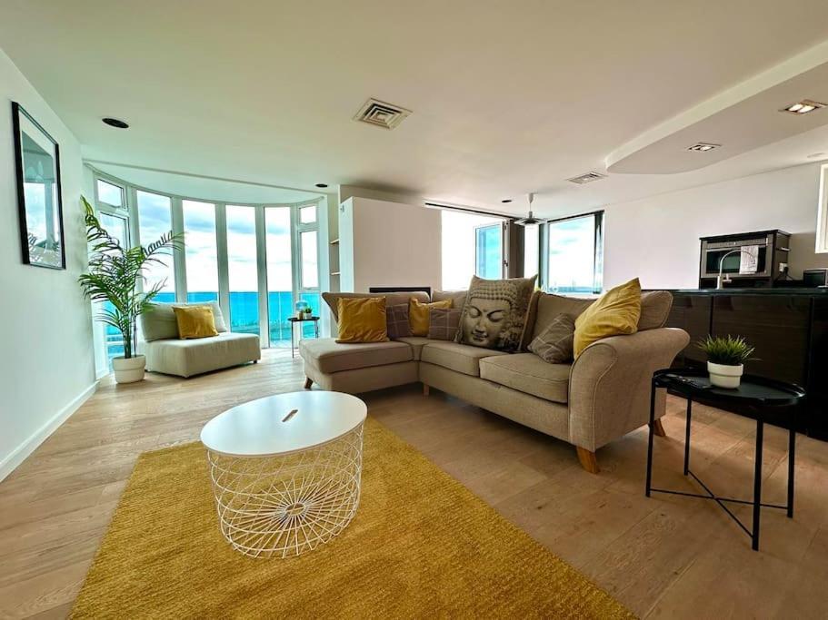 Stunning Panoramic Sea View Beach Location - Sleeps Up To 4 People - Free Parking - The Best Beach! - Great Location - Fast Wifi - Smart Tv - Newly Decorated - Sleeps Up To 4! Close To Bournemouth & Poole Town Centre & Sandbanks Extérieur photo