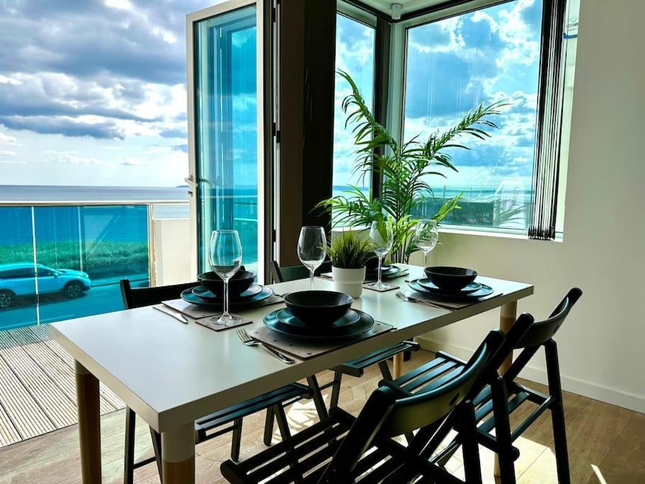 Stunning Panoramic Sea View Beach Location - Sleeps Up To 4 People - Free Parking - The Best Beach! - Great Location - Fast Wifi - Smart Tv - Newly Decorated - Sleeps Up To 4! Close To Bournemouth & Poole Town Centre & Sandbanks Extérieur photo