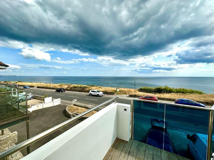 Stunning Panoramic Sea View Beach Location - Sleeps Up To 4 People - Free Parking - The Best Beach! - Great Location - Fast Wifi - Smart Tv - Newly Decorated - Sleeps Up To 4! Close To Bournemouth & Poole Town Centre & Sandbanks Extérieur photo