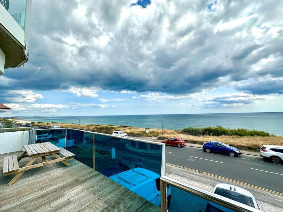 Stunning Panoramic Sea View Beach Location - Sleeps Up To 4 People - Free Parking - The Best Beach! - Great Location - Fast Wifi - Smart Tv - Newly Decorated - Sleeps Up To 4! Close To Bournemouth & Poole Town Centre & Sandbanks Extérieur photo