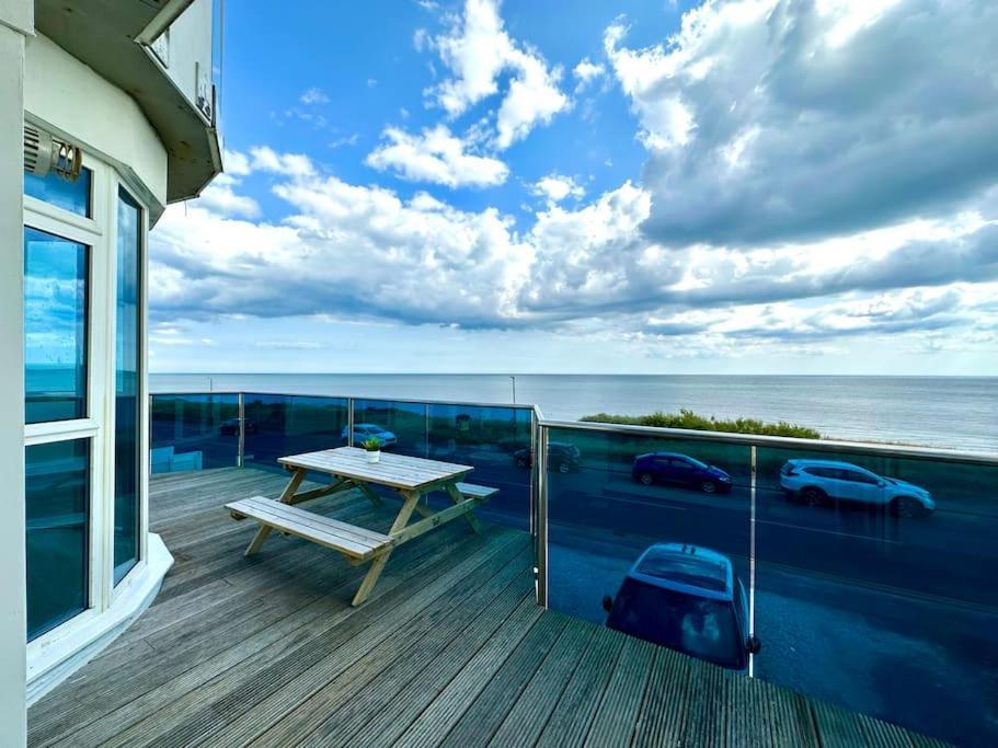 Stunning Panoramic Sea View Beach Location - Sleeps Up To 4 People - Free Parking - The Best Beach! - Great Location - Fast Wifi - Smart Tv - Newly Decorated - Sleeps Up To 4! Close To Bournemouth & Poole Town Centre & Sandbanks Extérieur photo