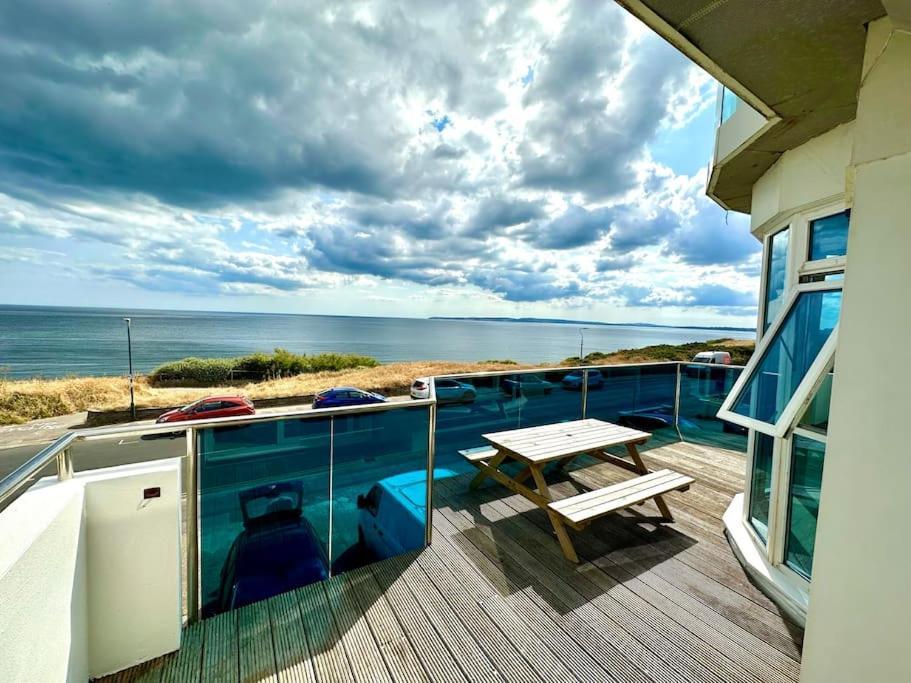 Stunning Panoramic Sea View Beach Location - Sleeps Up To 4 People - Free Parking - The Best Beach! - Great Location - Fast Wifi - Smart Tv - Newly Decorated - Sleeps Up To 4! Close To Bournemouth & Poole Town Centre & Sandbanks Extérieur photo