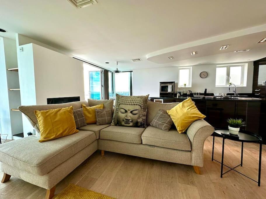 Stunning Panoramic Sea View Beach Location - Sleeps Up To 4 People - Free Parking - The Best Beach! - Great Location - Fast Wifi - Smart Tv - Newly Decorated - Sleeps Up To 4! Close To Bournemouth & Poole Town Centre & Sandbanks Extérieur photo