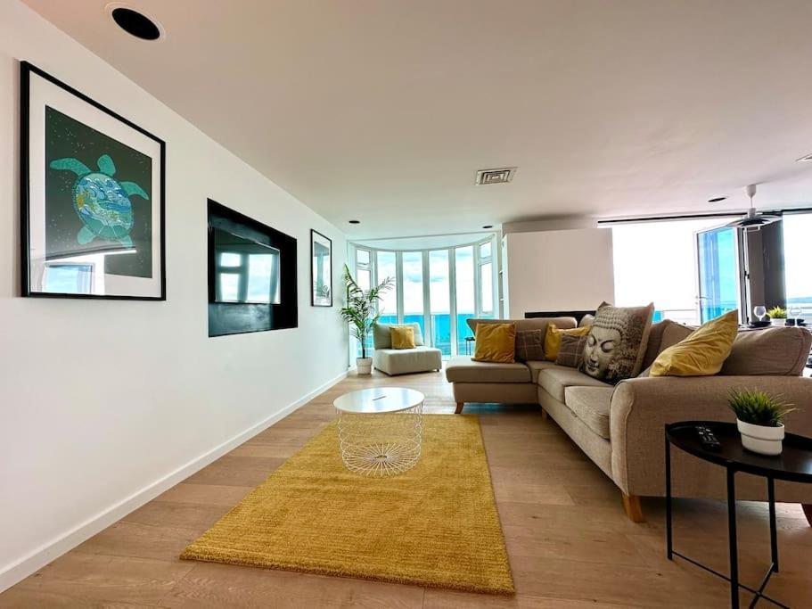 Stunning Panoramic Sea View Beach Location - Sleeps Up To 4 People - Free Parking - The Best Beach! - Great Location - Fast Wifi - Smart Tv - Newly Decorated - Sleeps Up To 4! Close To Bournemouth & Poole Town Centre & Sandbanks Extérieur photo