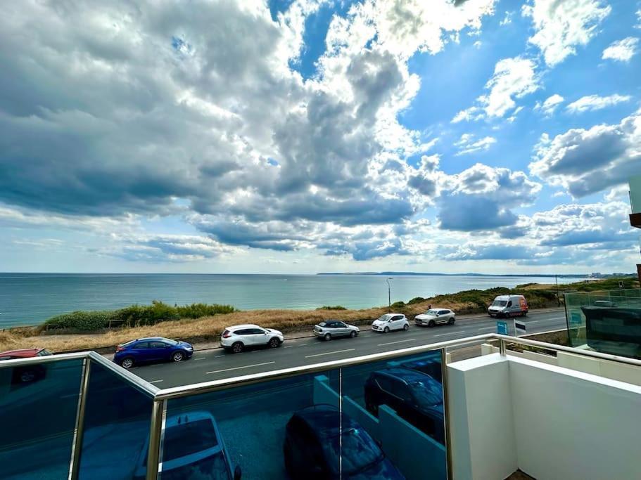 Stunning Panoramic Sea View Beach Location - Sleeps Up To 4 People - Free Parking - The Best Beach! - Great Location - Fast Wifi - Smart Tv - Newly Decorated - Sleeps Up To 4! Close To Bournemouth & Poole Town Centre & Sandbanks Extérieur photo