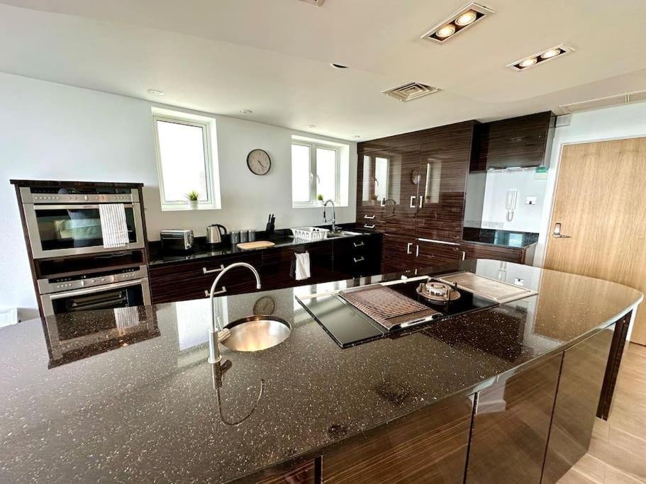 Stunning Panoramic Sea View Beach Location - Sleeps Up To 4 People - Free Parking - The Best Beach! - Great Location - Fast Wifi - Smart Tv - Newly Decorated - Sleeps Up To 4! Close To Bournemouth & Poole Town Centre & Sandbanks Extérieur photo