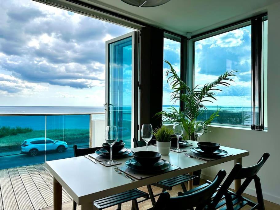 Stunning Panoramic Sea View Beach Location - Sleeps Up To 4 People - Free Parking - The Best Beach! - Great Location - Fast Wifi - Smart Tv - Newly Decorated - Sleeps Up To 4! Close To Bournemouth & Poole Town Centre & Sandbanks Extérieur photo