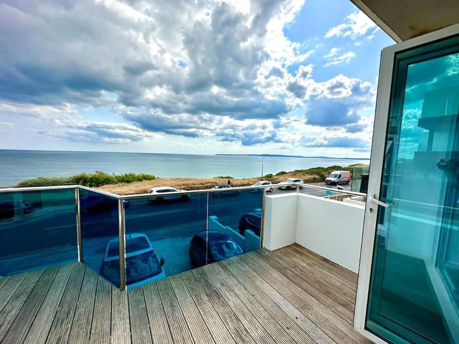 Stunning Panoramic Sea View Beach Location - Sleeps Up To 4 People - Free Parking - The Best Beach! - Great Location - Fast Wifi - Smart Tv - Newly Decorated - Sleeps Up To 4! Close To Bournemouth & Poole Town Centre & Sandbanks Extérieur photo