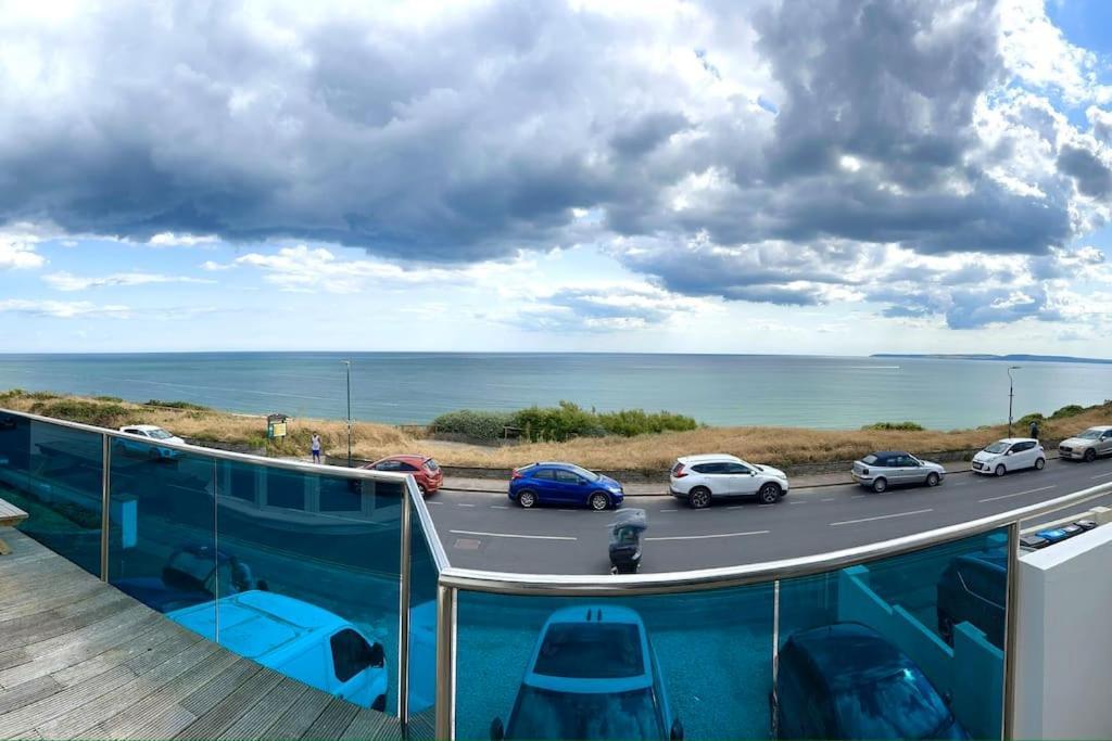 Stunning Panoramic Sea View Beach Location - Sleeps Up To 4 People - Free Parking - The Best Beach! - Great Location - Fast Wifi - Smart Tv - Newly Decorated - Sleeps Up To 4! Close To Bournemouth & Poole Town Centre & Sandbanks Extérieur photo